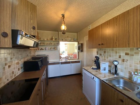 Coffee/tea facilities, Kitchen or kitchenette, dishwasher, stove, toaster