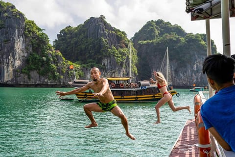 Halong Fantasea Cruise Bateau amarré in Laos