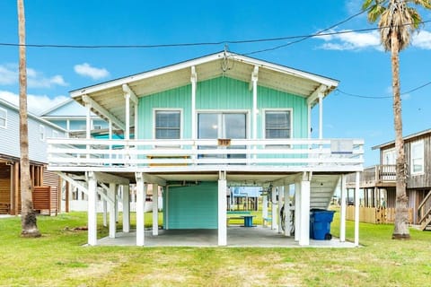 Fun in the Sun! Cozy Beach Pad, Gulf Views and Easy Access to the Sand! House in Surfside Beach