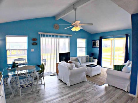 Fun in the Sun! Cozy Beach Pad, Gulf Views and Easy Access to the Sand! Maison in Surfside Beach