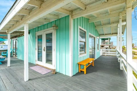 Fun in the Sun! Cozy Beach Pad, Gulf Views and Easy Access to the Sand! House in Surfside Beach