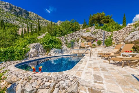 Nearby landmark, Day, Natural landscape, Mountain view, Pool view, Swimming pool, sunbed