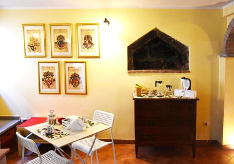 Communal lounge/ TV room, Coffee/tea facilities, Food and drinks, Decorative detail, Food, Area and facilities, Breakfast, Buffet breakfast, Internal: Not applicable to any particular room