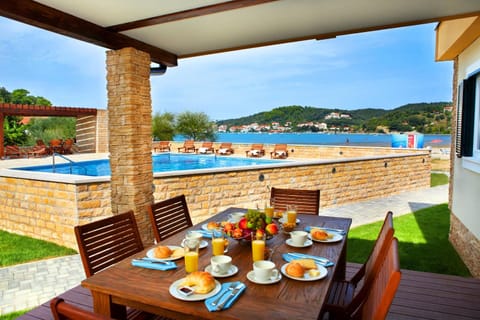 Balcony/Terrace, Food, Swimming pool, Drinks