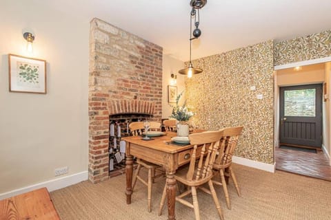 Oxfordshire Living - The Bowler Hat Cottage - Woodstock House in West Oxfordshire District