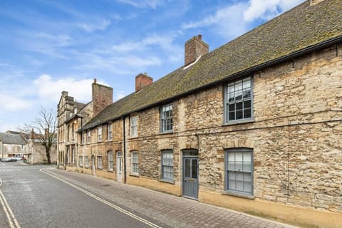 Oxfordshire Living - The Bowler Hat Cottage - Woodstock House in West Oxfordshire District