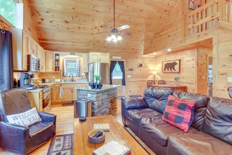Charming Morganton Cabin with Hot Tub and Game Room! Maison in Union County