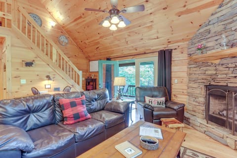 Charming Morganton Cabin with Hot Tub and Game Room! Maison in Union County