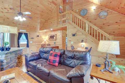 Charming Morganton Cabin with Hot Tub and Game Room! House in Union County