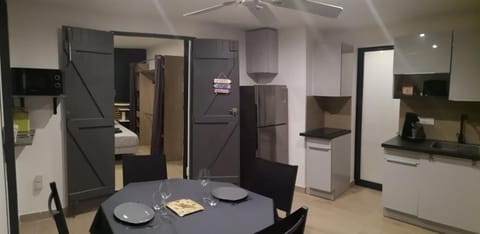 Kitchen or kitchenette, Dining area