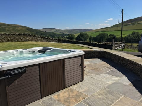 Property building, Natural landscape, Garden, Garden, Hot Tub, Mountain view, Parking