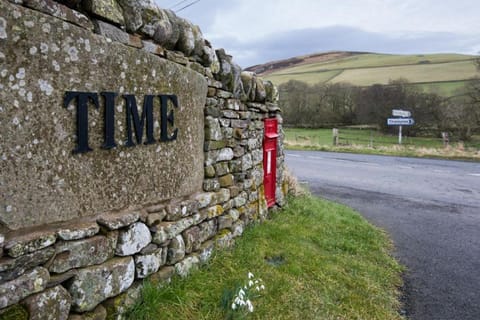 Property building, Day, Property logo or sign, Natural landscape, Mountain view, Street view