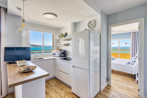 Kitchen or kitchenette, Sea view