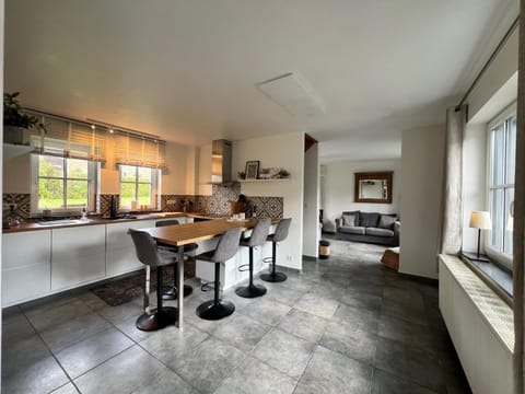 Kitchen or kitchenette, Seating area, Dining area