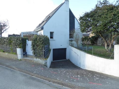 Property building, Facade/entrance, Day, Neighbourhood