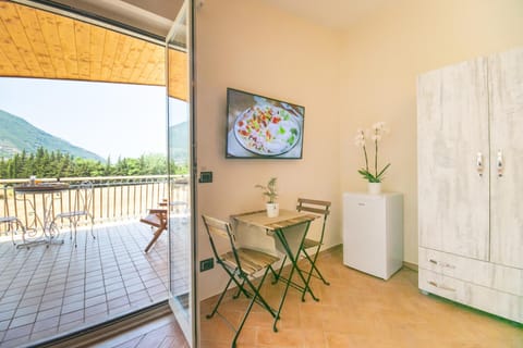 Day, Natural landscape, TV and multimedia, View (from property/room), Balcony/Terrace, Dining area, Mountain view