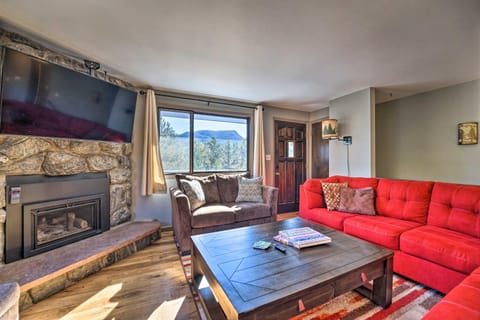 Luxe Updated Home with Grill and Hot Tub 4 Mi to RMNP Casa in Estes Park