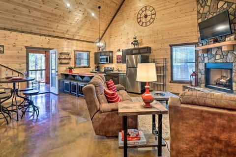 The Breeze Forested Oasis with Hot Tub and Deck! House in Broken Bow