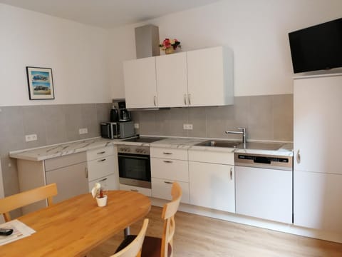 TV and multimedia, Coffee/tea facilities, Kitchen or kitchenette, Dining area, dishwasher, minibar, pet friendly, stove, toaster