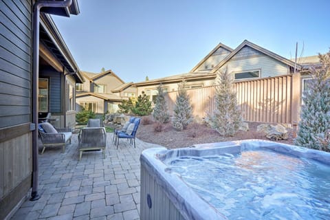 Luxury Mt Bachelor Retreat with Hot Tub and Patio House in Deschutes River Woods