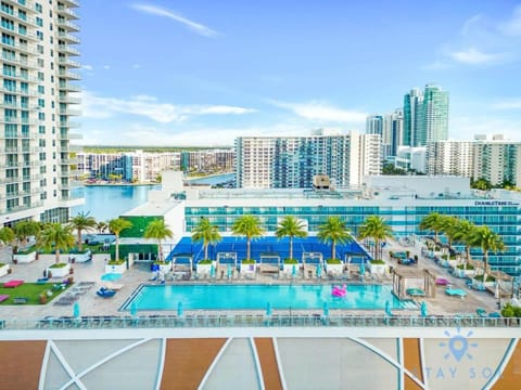 Luxury with stunning view, Balcony, Amazing Pools Condo in Hollywood Beach