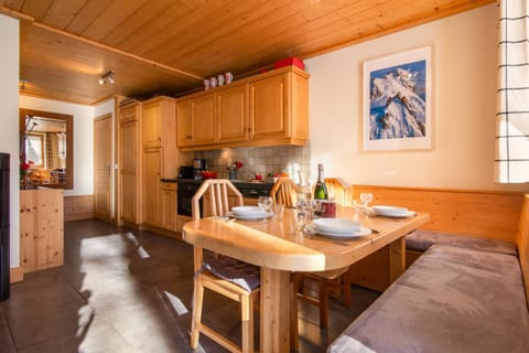 Kitchen or kitchenette, Dining area