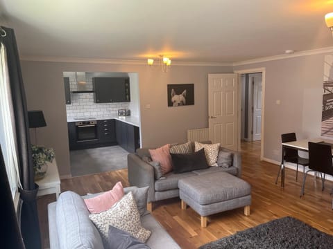 Flat Two, 212 Eaglesham Road, East Kilbride, Glasgow Condo in East Kilbride