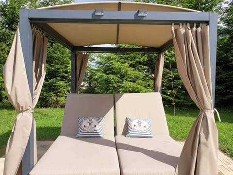 Spring, Day, Garden, Seating area, Garden view, sunbed