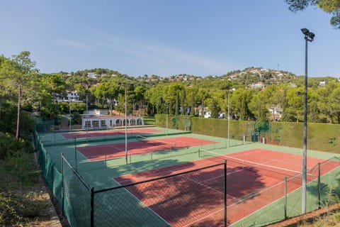 Day, Tennis court