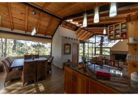 Luxurious & Modern Cabin in the Woods with Jacuzzi - Valle 1 Apartment in Valle de Bravo