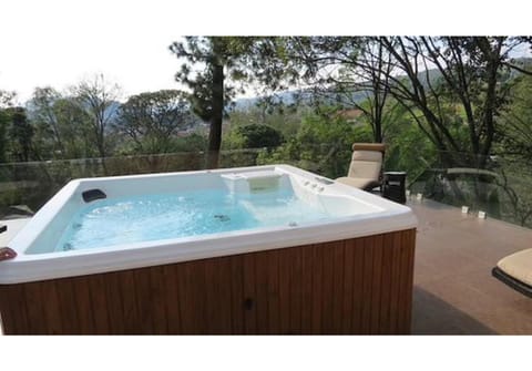 Luxurious & Modern Cabin in the Woods with Jacuzzi - Valle 1 Condo in Valle de Bravo