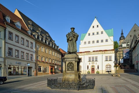 Nearby landmark, Facade/entrance, Neighbourhood