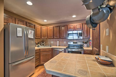 Charming Big Sky Ski Nook Less Than 1 Mile to Ski Resort! Apartment in Big Sky