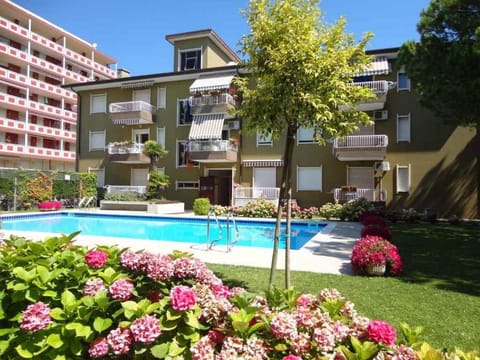 Property building, Summer, Swimming pool