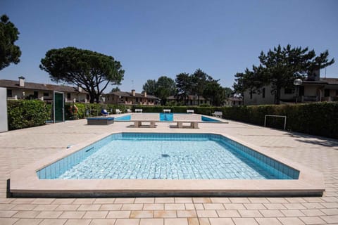 Garden, Area and facilities, Swimming pool