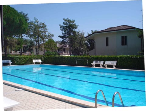 Garden, Area and facilities, Swimming pool