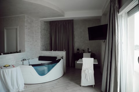 Bed, Hot Tub, Photo of the whole room, Bedroom, Bath