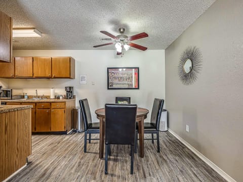 OU Sooner, Pool & Gym, BBQ, Netflix, 100mb Internet, LG Washer & Dryer, Close to OU! Condo in Norman