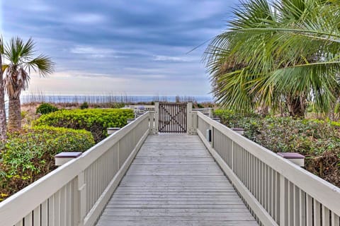 Breakers Oceanfront Getaway with Amazing View and Pool Villa in Coligny Beach