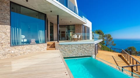 Property building, Balcony/Terrace, Pool view, Swimming pool