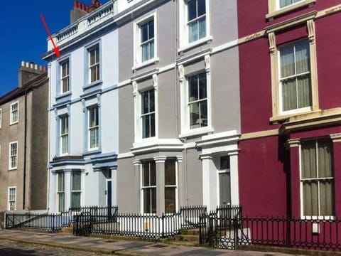 Facade/entrance, Neighbourhood