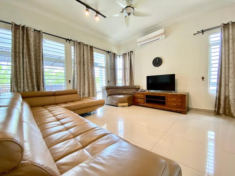 Communal lounge/ TV room, TV and multimedia, Living room, Seating area, fireplace, air conditioner