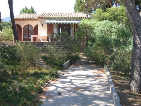 Villa climatisée 2 chambres avec terrasse et garage - FR-1-100-199 Villa in Cavalaire-sur-Mer