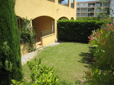 Appartement T3 avec grand jardin privé, climatisation et parking - FR-1-100-205 Apartment in Cavalaire-sur-Mer