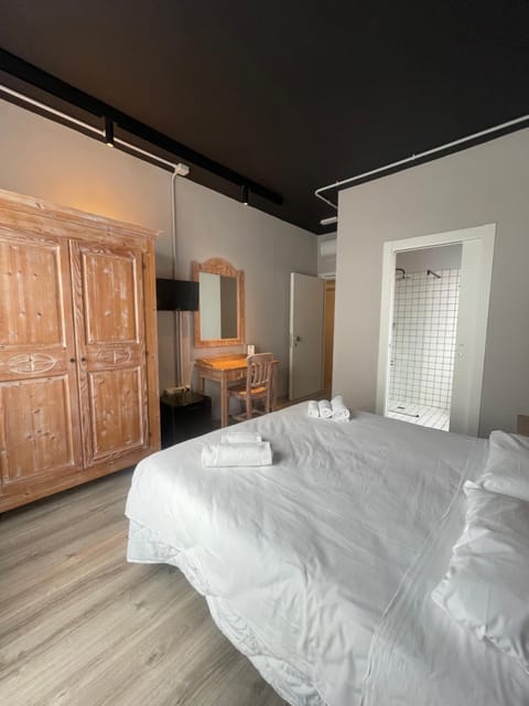 Bed, TV and multimedia, Photo of the whole room, Bedroom, wardrobe