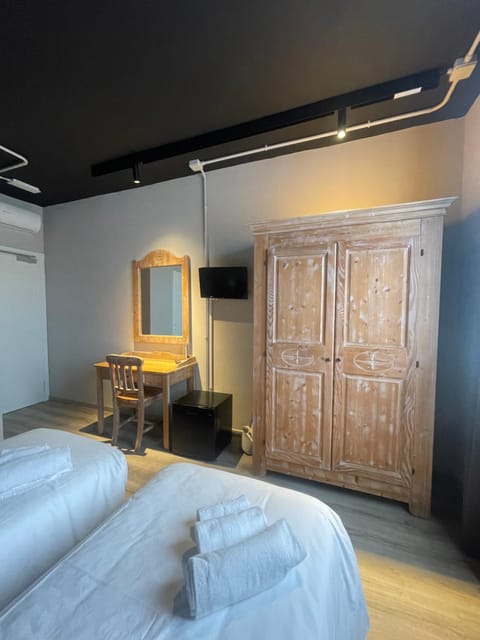 Bed, TV and multimedia, Photo of the whole room, Bedroom, wardrobe