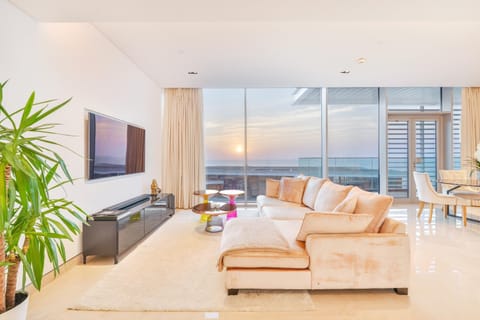 Communal lounge/ TV room, TV and multimedia, Living room, Seating area, Evening entertainment