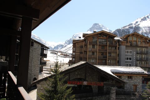 Neighbourhood, Winter, Mountain view