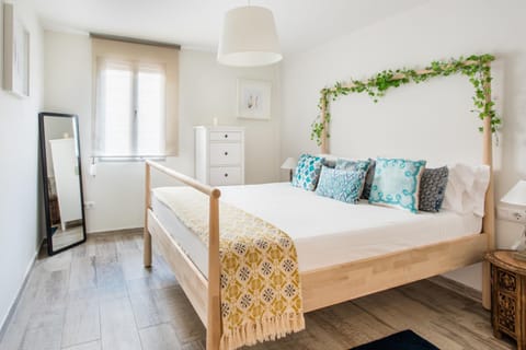 Cozy Apartment With Splashes Of Color Copropriété in L'Hospitalet de Llobregat