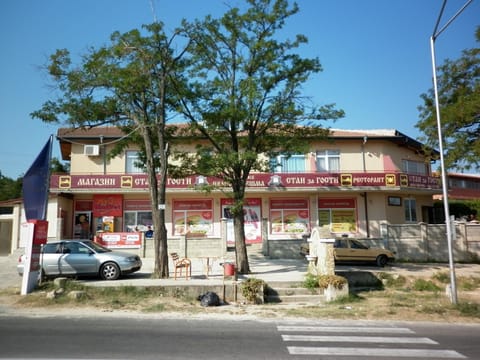Facade/entrance